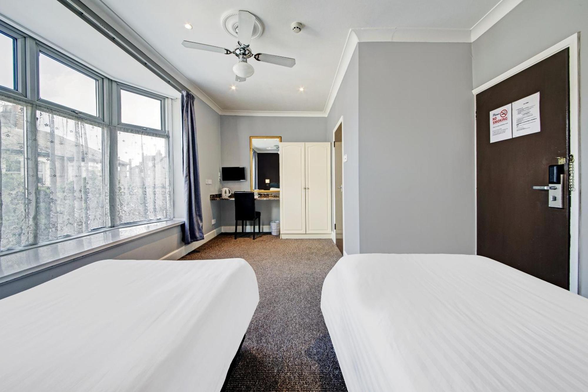 Oyo Bostons Manor Hotel, Hanwell London Greenford  Exteriér fotografie