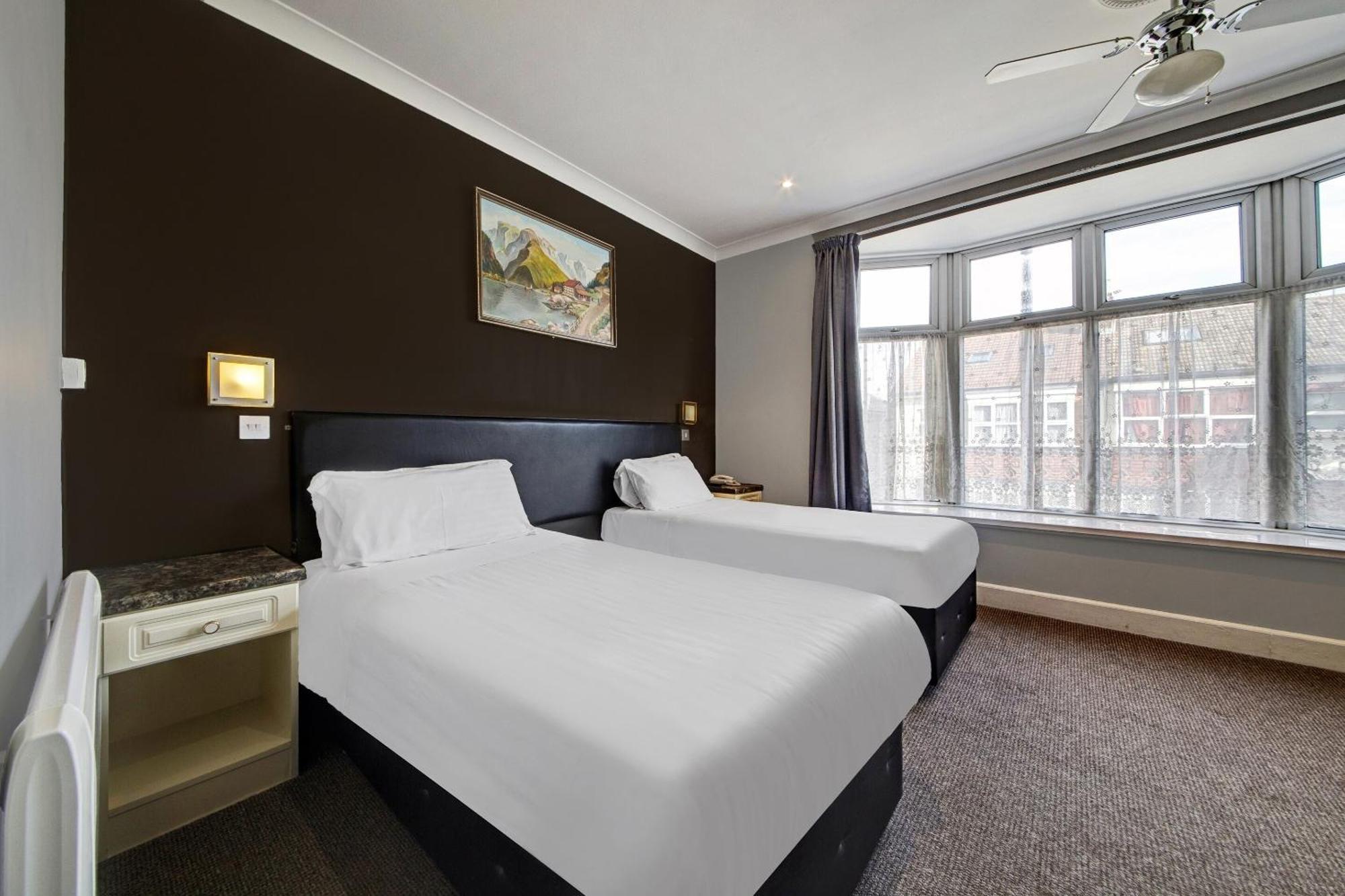 Oyo Bostons Manor Hotel, Hanwell London Greenford  Exteriér fotografie