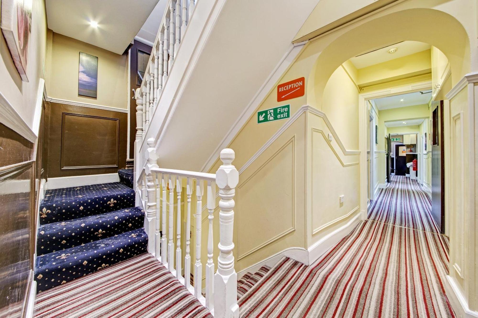 Oyo Bostons Manor Hotel, Hanwell London Greenford  Exteriér fotografie