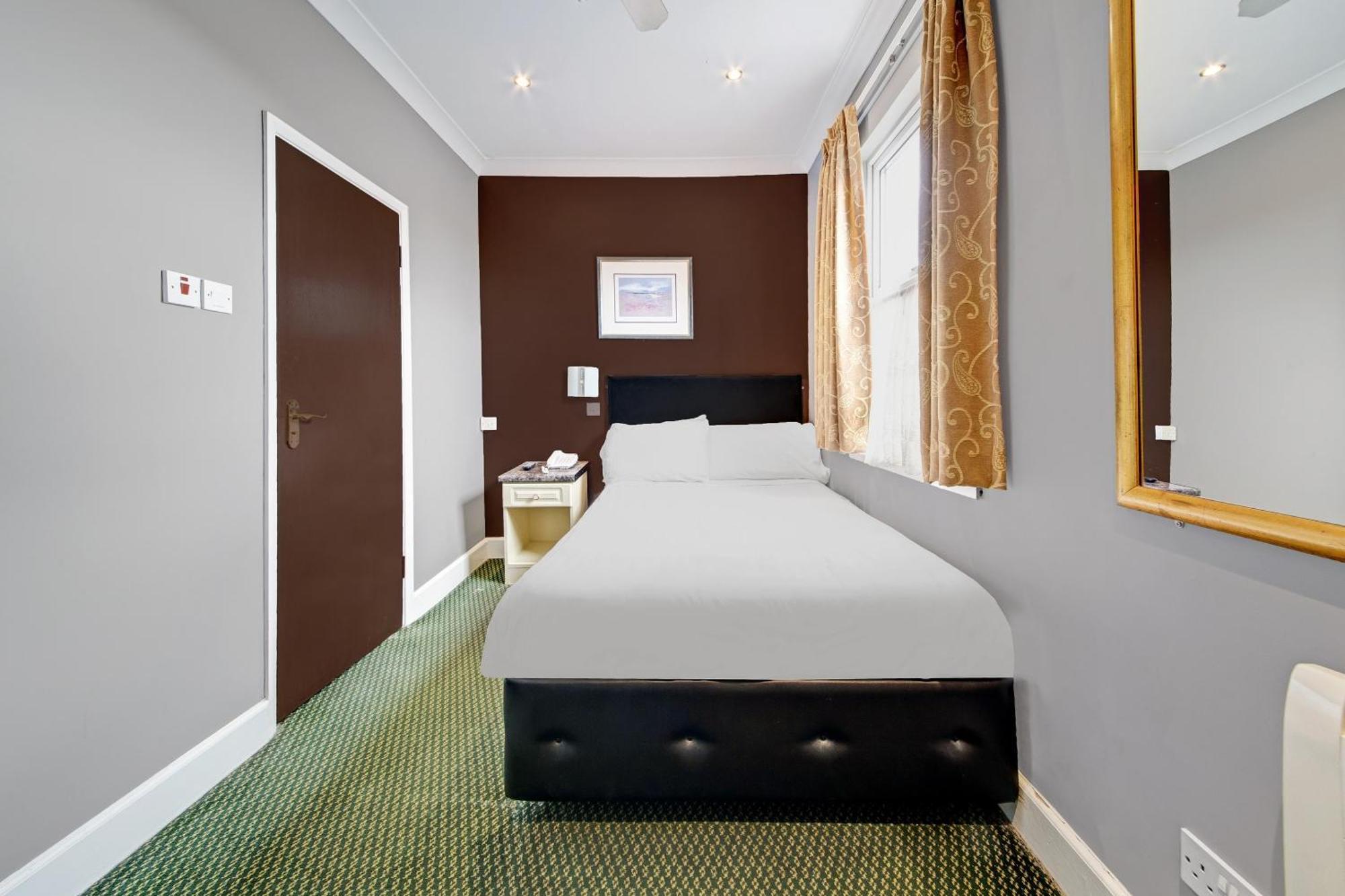 Oyo Bostons Manor Hotel, Hanwell London Greenford  Exteriér fotografie