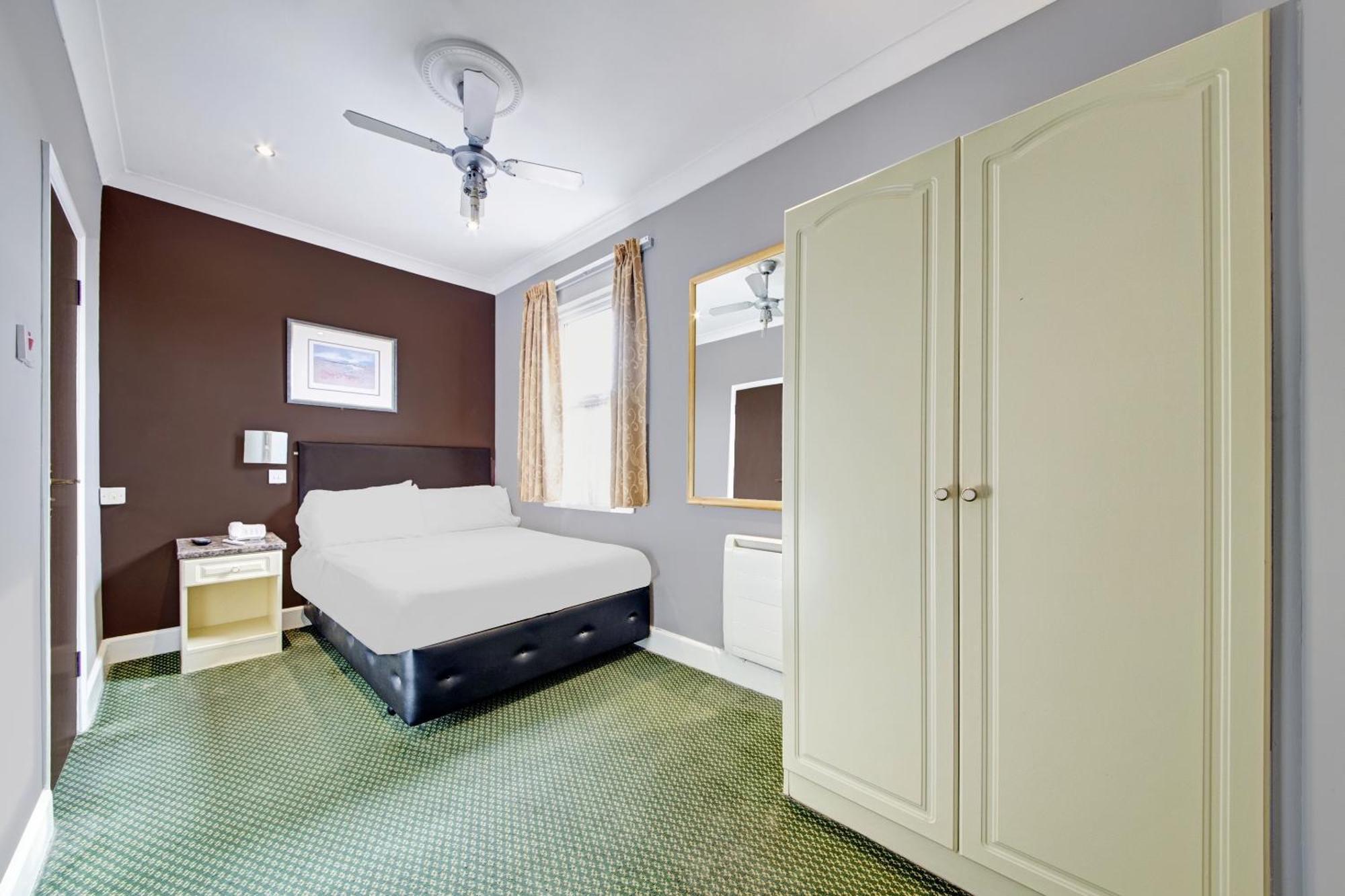 Oyo Bostons Manor Hotel, Hanwell London Greenford  Exteriér fotografie