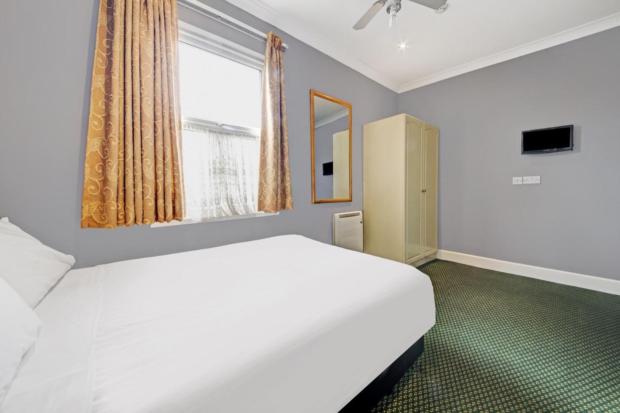 Oyo Bostons Manor Hotel, Hanwell London Greenford  Exteriér fotografie